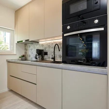 Elli * Τρογκίρ